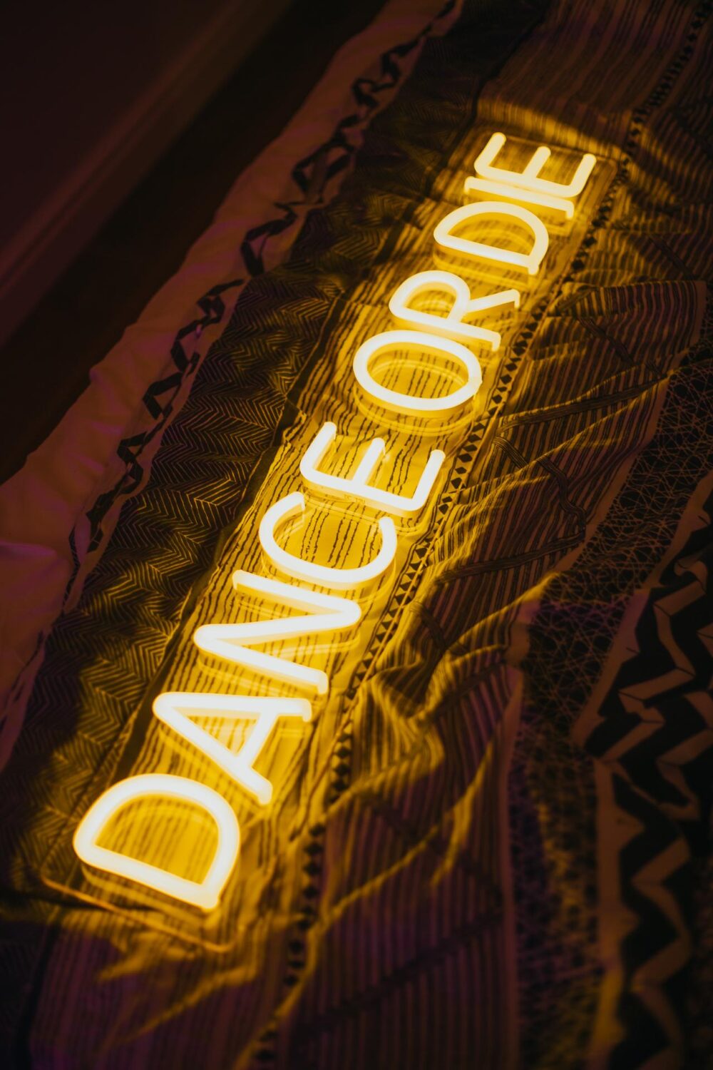 Желтая неоновая надпись "Dance or die" 2