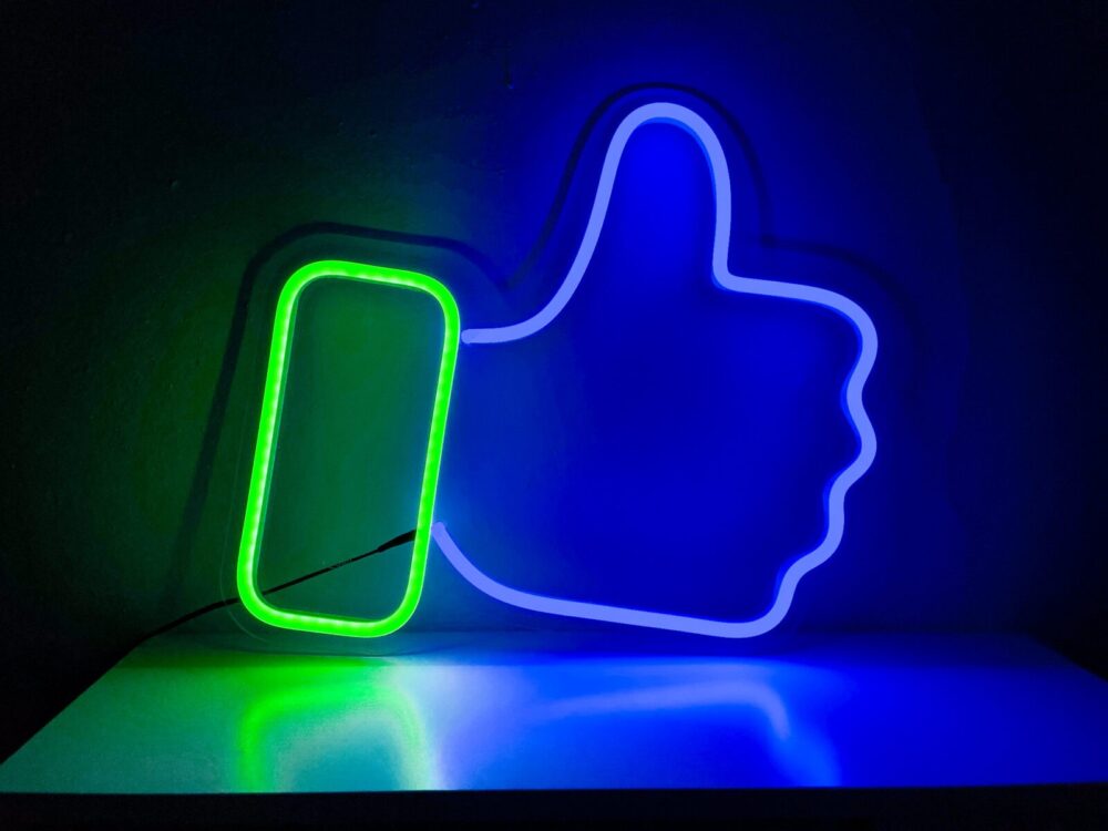 Facebook лайк (палец вверх)
